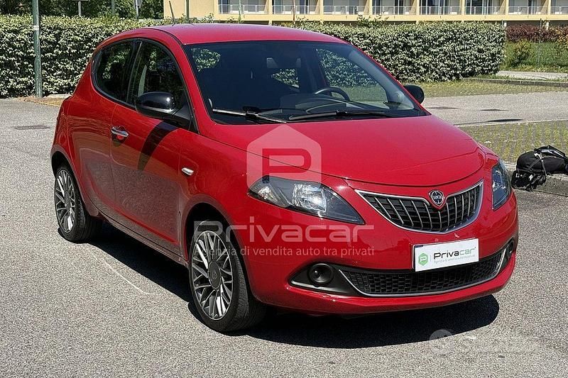 Usata Lancia Ypsilon Silver 69 CV (50 kW) 2022 Rosso Utilitaria