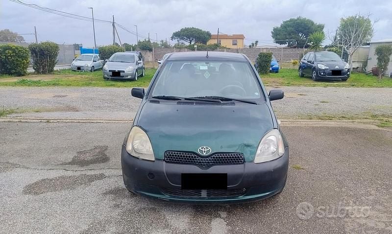 Verde Usata 2002 Toyota Yaris Tre volumi | 2500 € (Buon prezzo) - Immagine 1/2