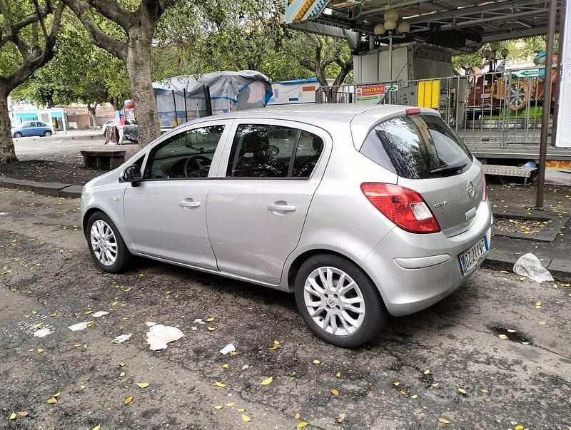Usata Opel Corsa 90 CV (66 kW) 2010 Grigio Utilitaria