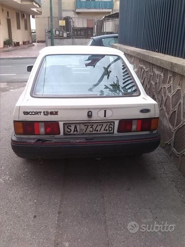 Usata Ford Escort 73 CV (53 kW) 1990 Bianco Berlina