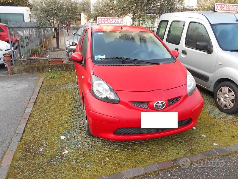 Usata Toyota Aygo 68 CV (50 kW) 2006 Rosso Utilitaria