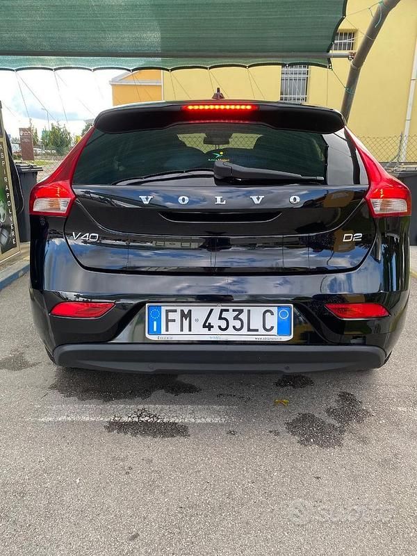 Usata Volvo V40 120 CV (88 kW) 2017 Nero Station wagon