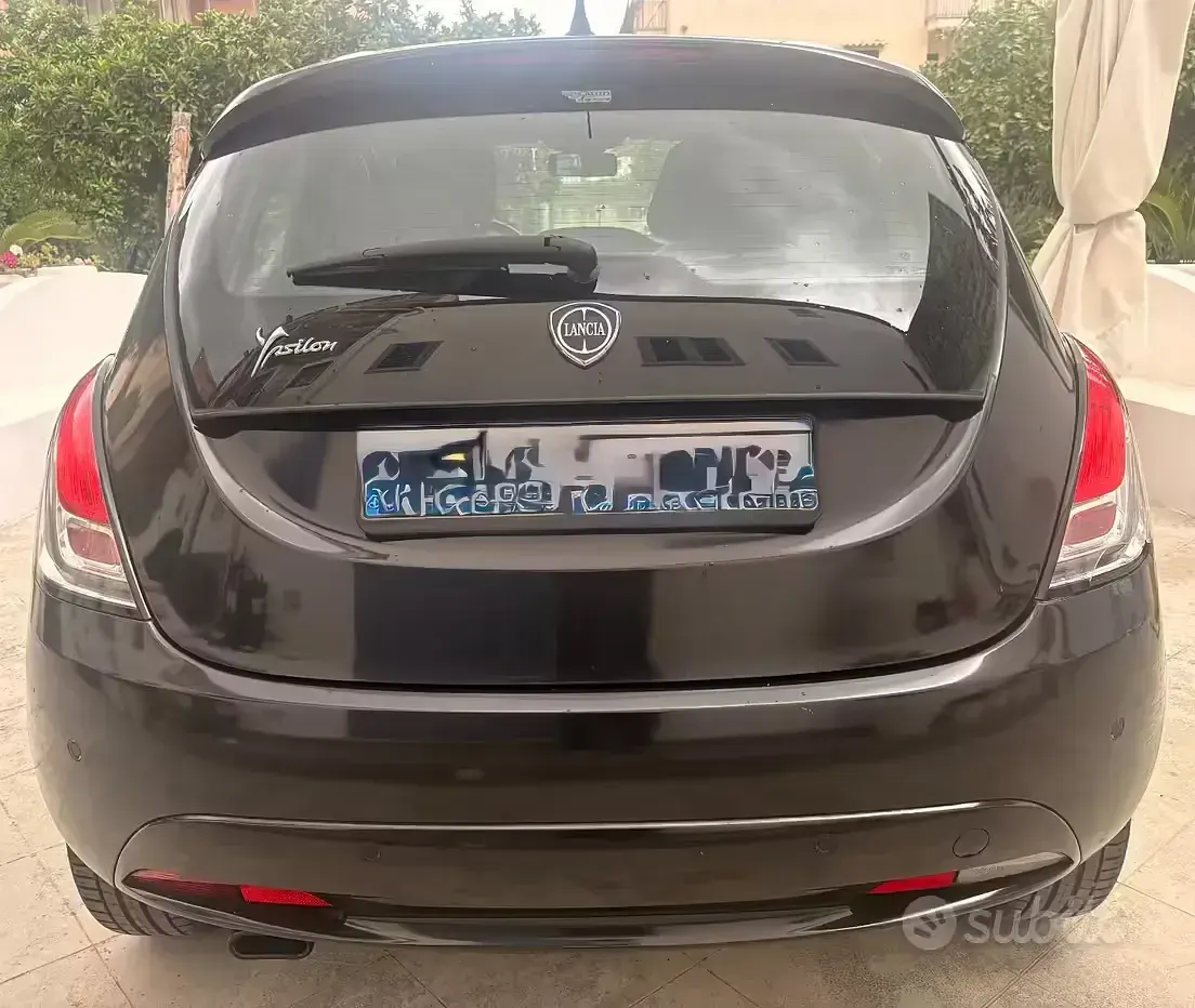 Usata Lancia Ypsilon 80 CV (58 kW) 2016 Nero Utilitaria