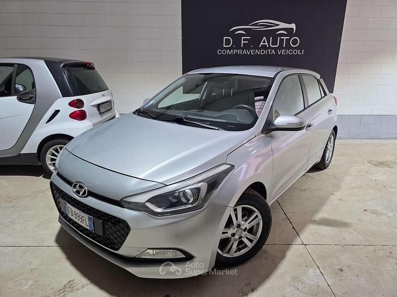 Usata Hyundai i20 83 CV (61 kW) 2015 Argento Berlina
