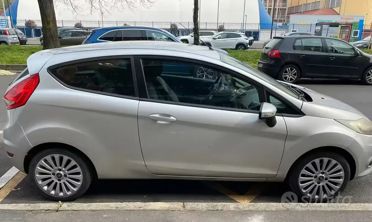 Usata Ford Fiesta 82 CV (60 kW) 2008 Grigio Utilitaria