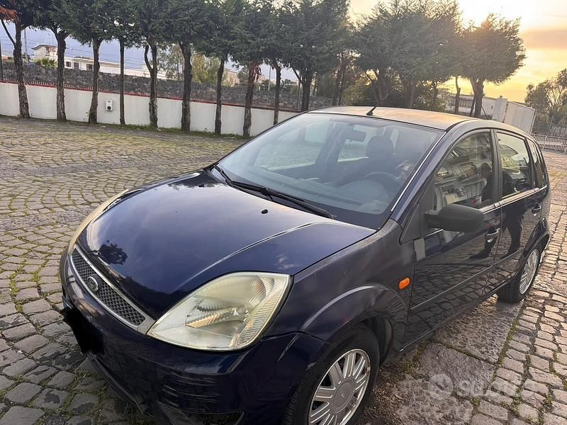 Usata Ford Fiesta Ghia 68 CV (50 kW) 2004 Blu Utilitaria