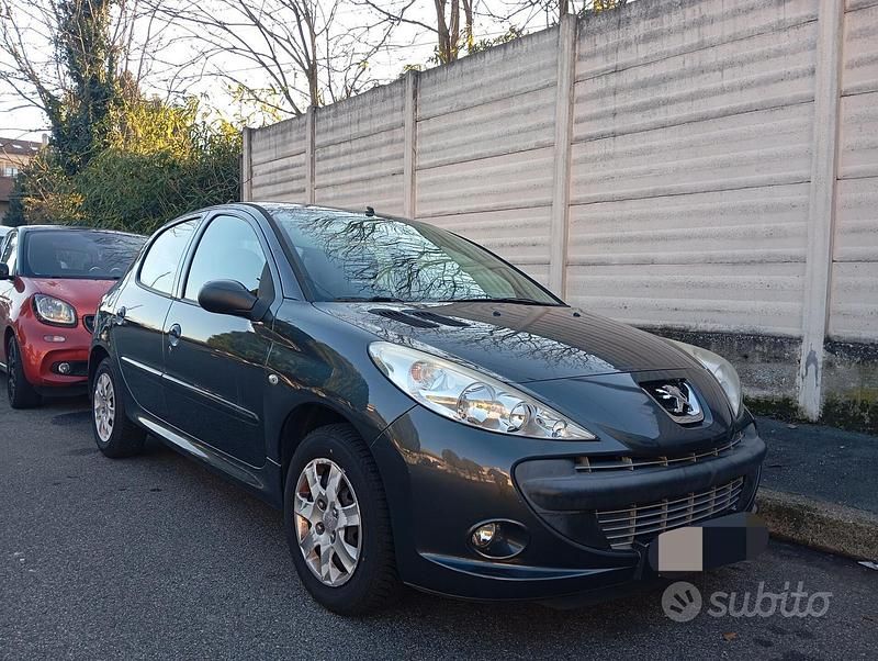 Grigio Usata 2012 Peugeot 206 Tre volumi | 4000 € (Buon prezzo) - Immagine 1/4
