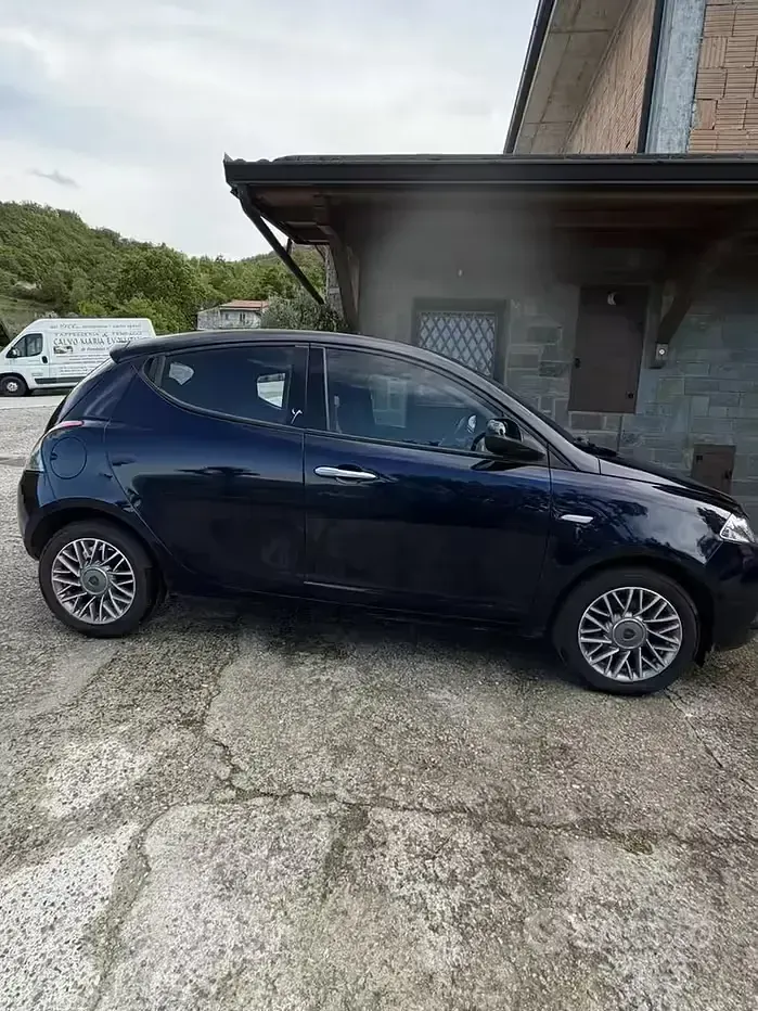 Usata Lancia Ypsilon 69 CV (50 kW) 2017 Blu Utilitaria