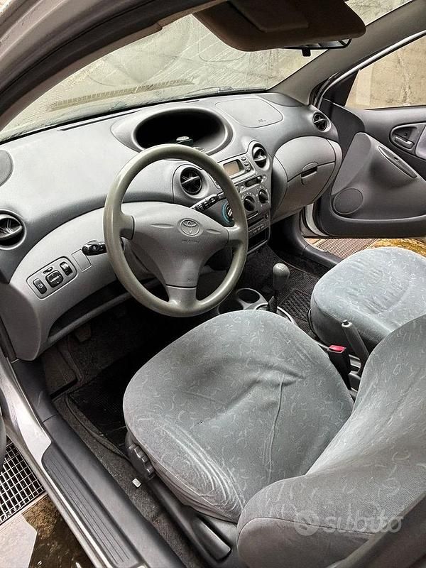 Usata Toyota Yaris 68 CV (50 kW) 2000 Grigio Utilitaria