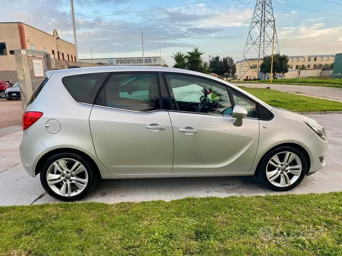 Usado Opel Meriva 95 CV (69 kW) 2017 Gris Monovolumen