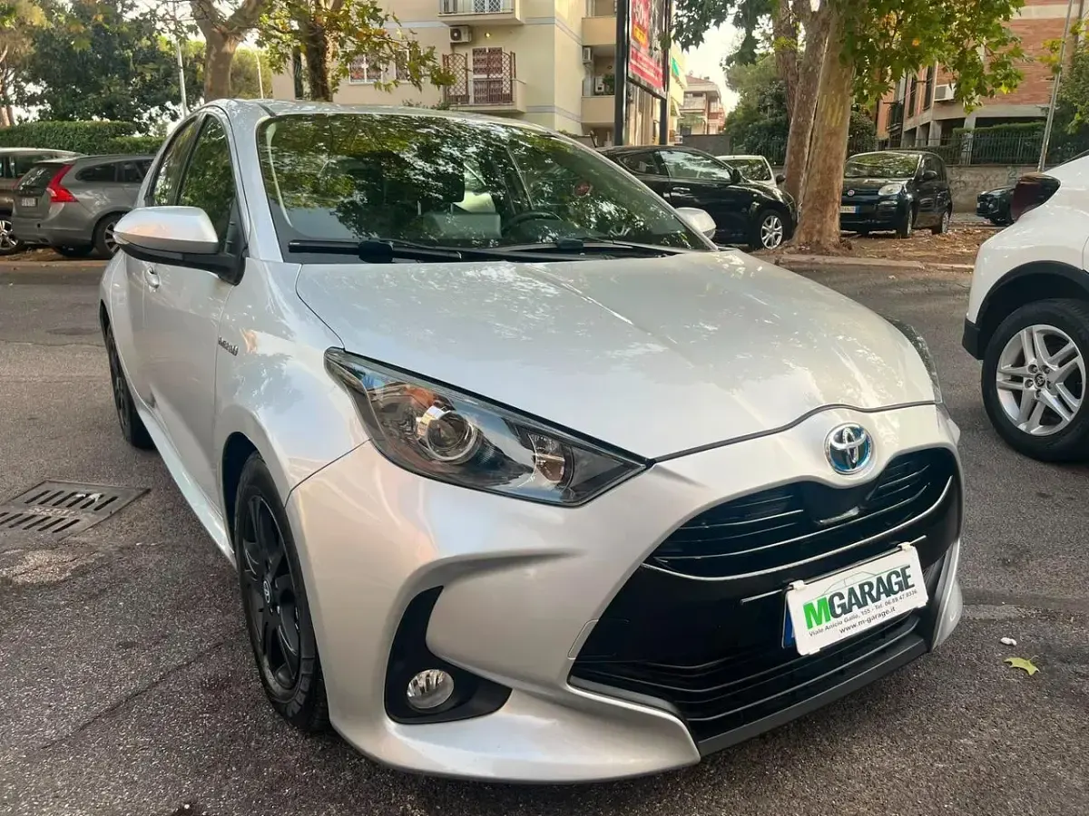 Usata Toyota Yaris Hybrid Business Edition 92 CV (67 kW) 2020 Bianco Berlina