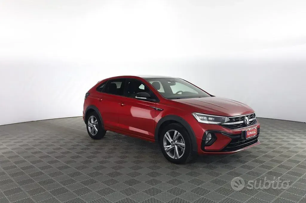 Usata VW Taigo R-line 110 CV (80 kW) 2024 Kings red con tetto nero pastello SUV