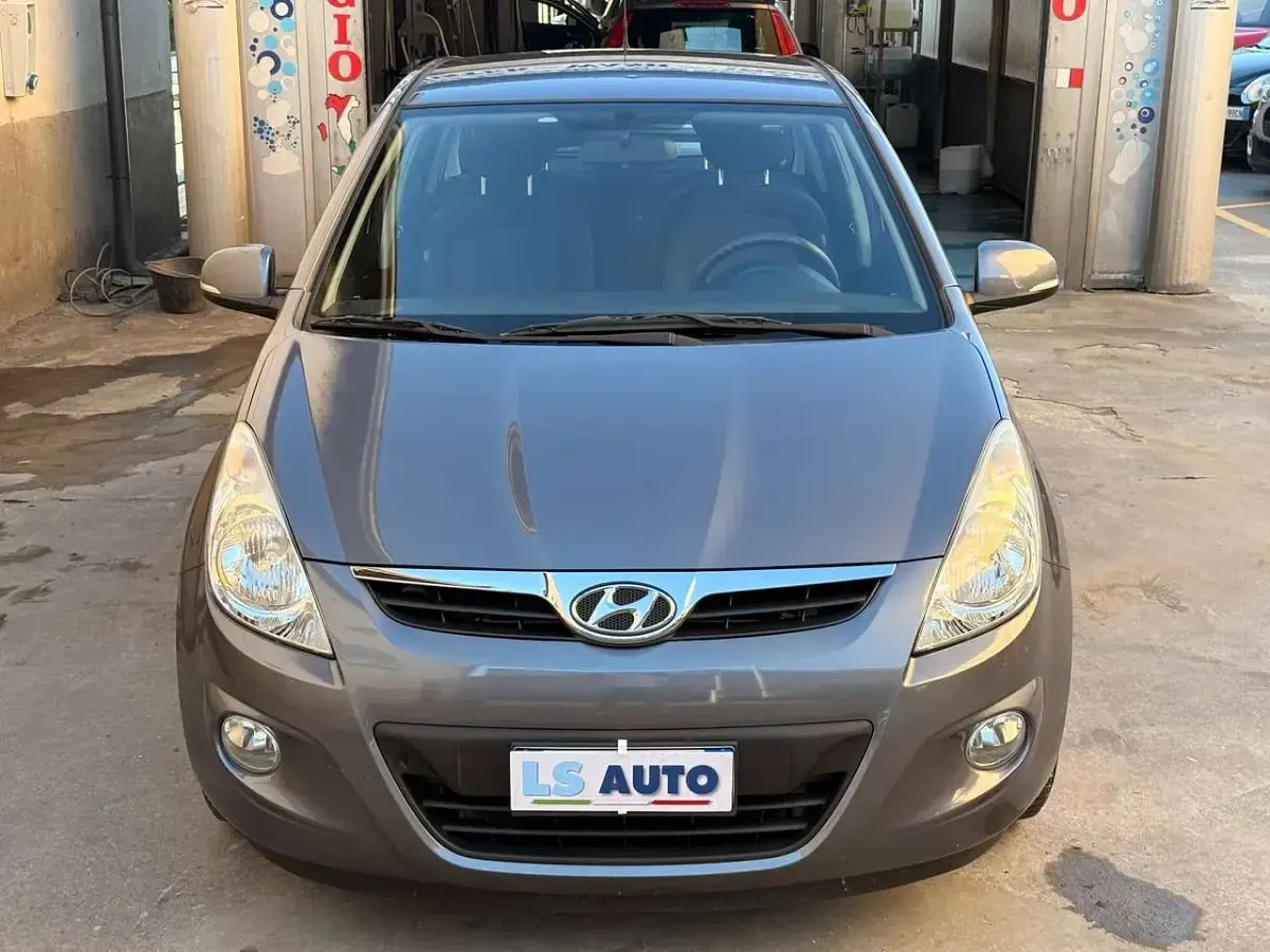 Usata Hyundai i20 Comfort 77 CV (56 kW) 2011 Grigio Utilitaria