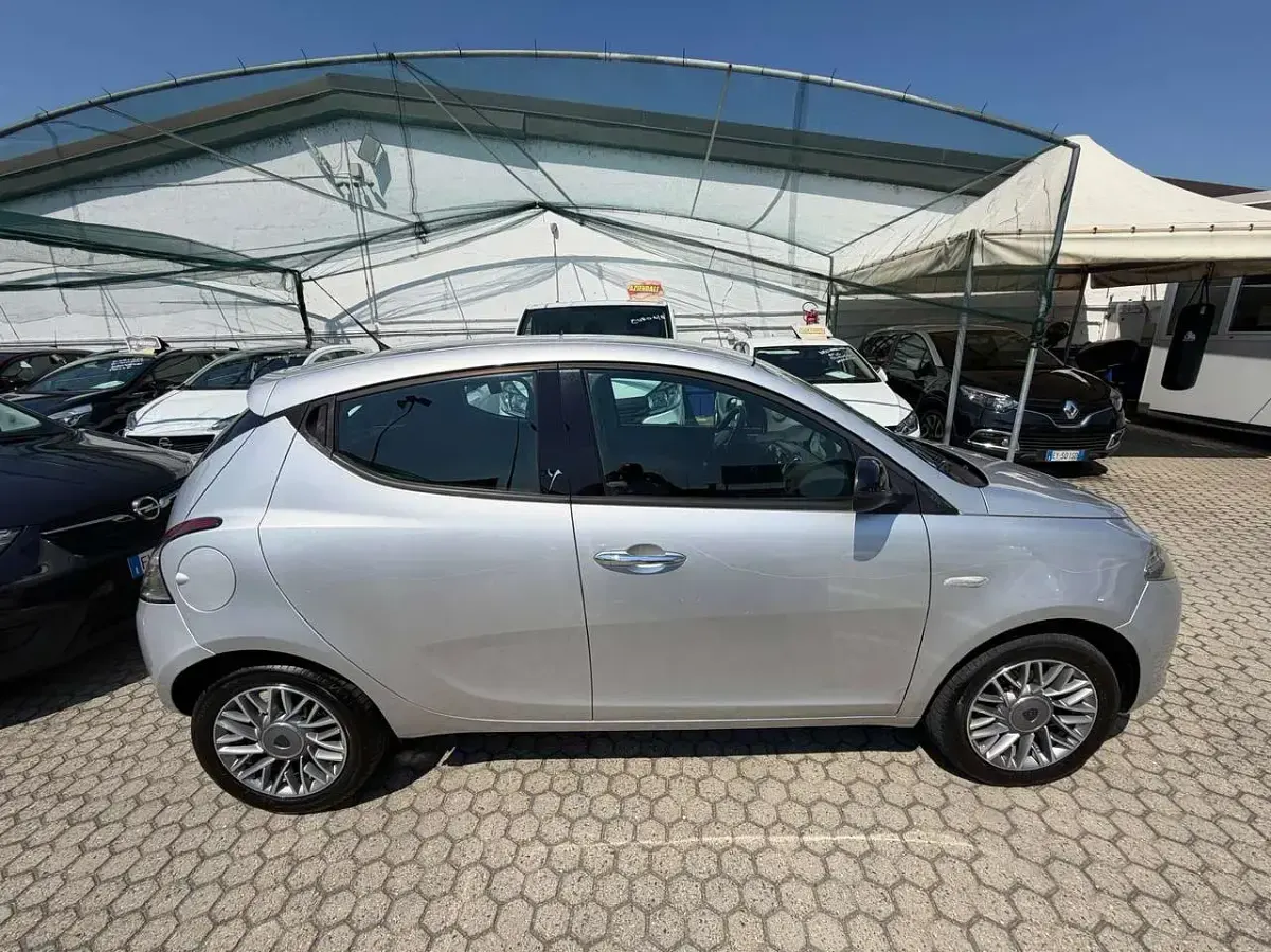 Usata Lancia Ypsilon Gold 95 CV (69 kW) 2012 Argento Utilitaria