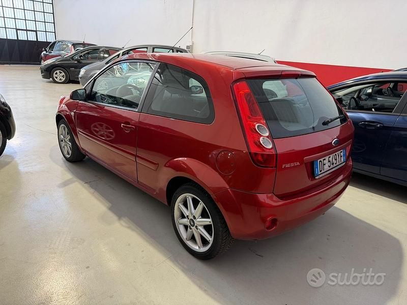 Usata Ford Fiesta Ghia 74 CV (54 kW) 2007 Arancione Utilitaria
