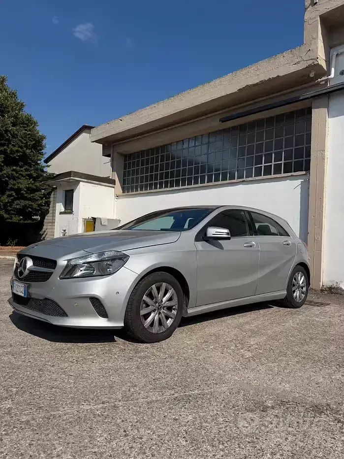 Usata Mercedes A180 Business 109 CV (80 kW) 2017 Grigio Utilitaria