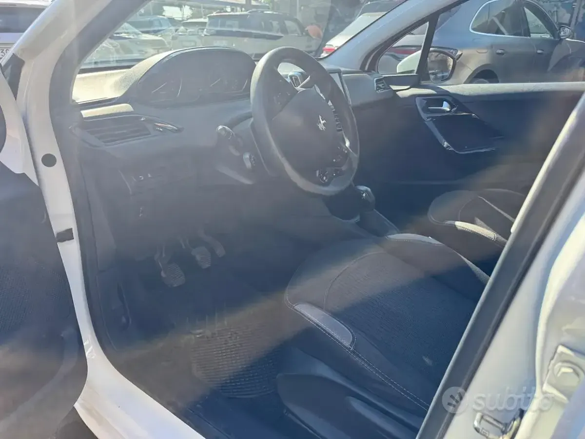 Usata Peugeot 208 Active 68 CV (50 kW) 2016 Bianco Utilitaria