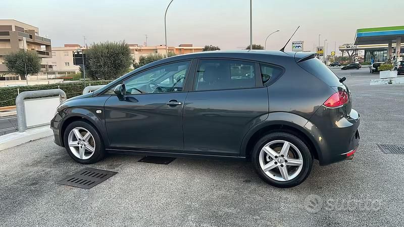 Usata Seat Leon 90 CV (66 kW) 2011 Nero Utilitaria
