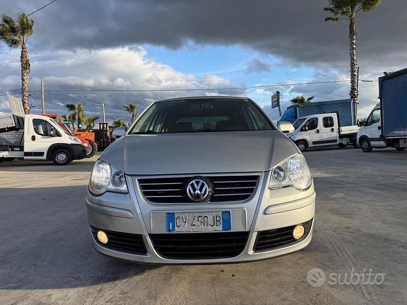 Usata VW Polo Sportline 101 CV (74 kW) 2005 Grigio Berlina