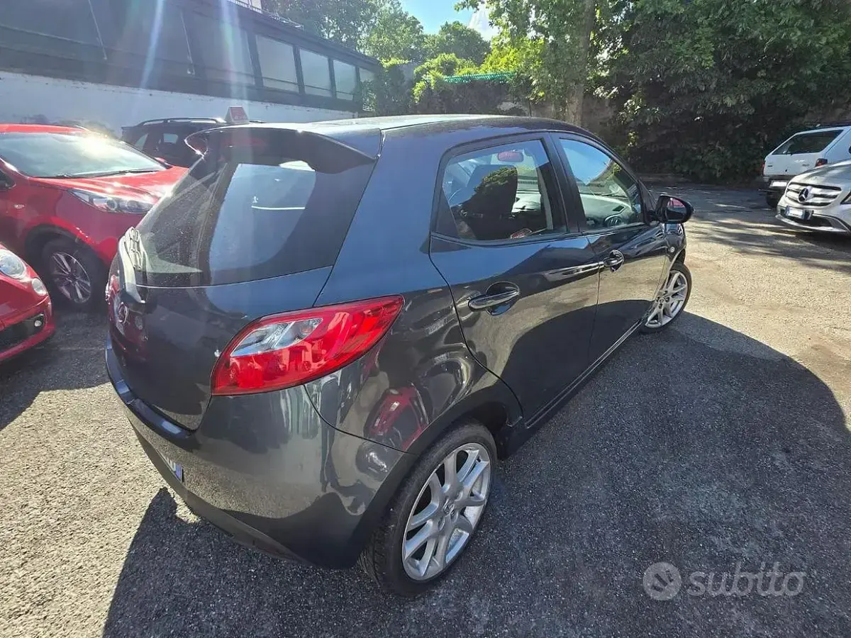 Begagnad Mazda 2 Sporty 95 HK (69 kW) 2012 Grå Halvkombi