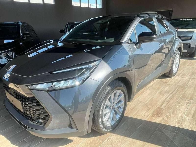 Bianco Nuova 2025 Toyota C-HR Active SUV | 32.450 € (Ottimo prezzo) - Immagine 1/4