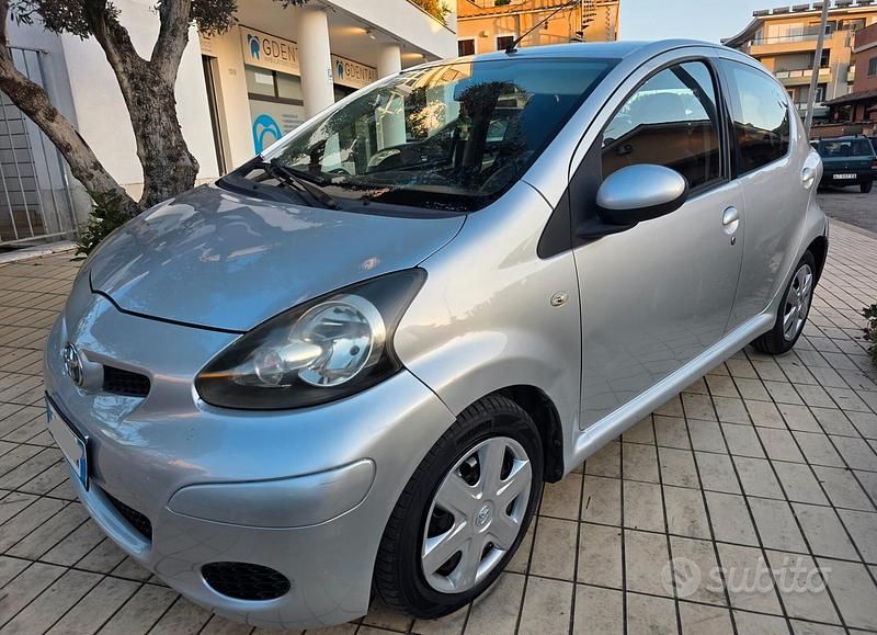 Usata Toyota Aygo 68 CV (50 kW) 2010 Grigio Utilitaria