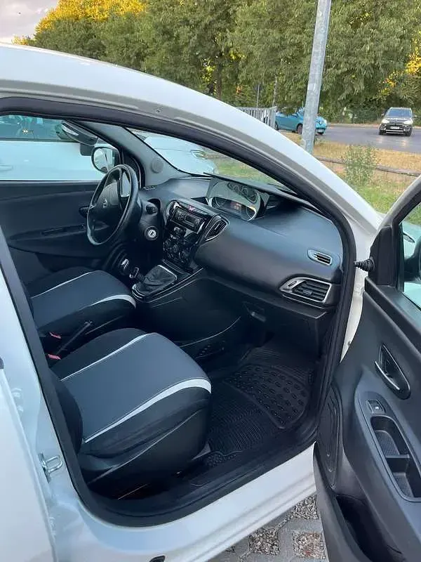 Usata Lancia Ypsilon 69 CV (50 kW) 2015 Bianco Utilitaria
