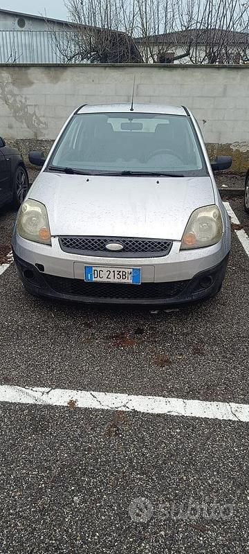 Grigio Usata 2006 Ford Fiesta Tre volumi | 600 € (Super prezzo) - Immagine 1/3