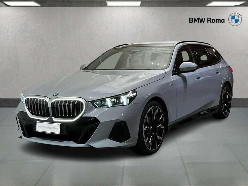 Brooklyn grey metallic Usata 2025 BMW 520 M Sport Station wagon | 64.480 € (Molto cara) - Immagine 1/3