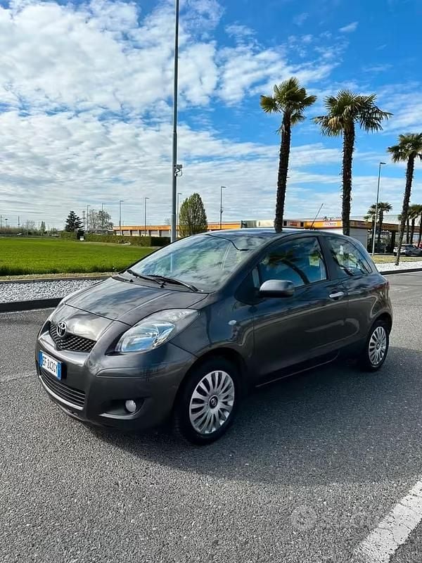 Usata Toyota Yaris Sol 69 CV (50 kW) 2010 Grigio Utilitaria