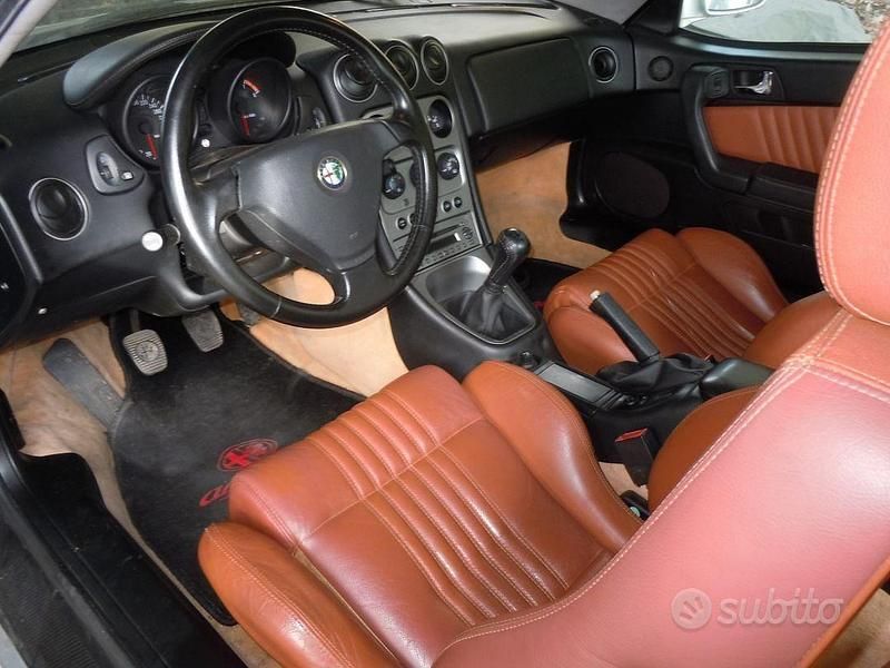 Usata Alfa Romeo GTV 165 CV (121 kW) 2004 Argento Coupé