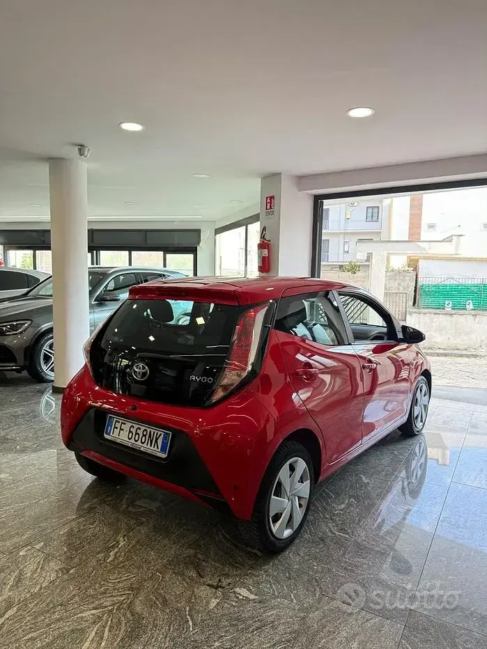 Usata Toyota Aygo Cool 69 CV (50 kW) 2016 Rosso Utilitaria