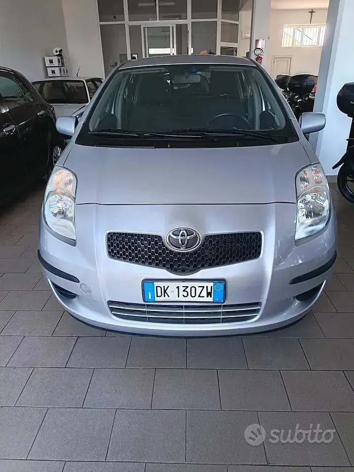 Usata Toyota Yaris 68 CV (50 kW) 2007 Grigio Utilitaria