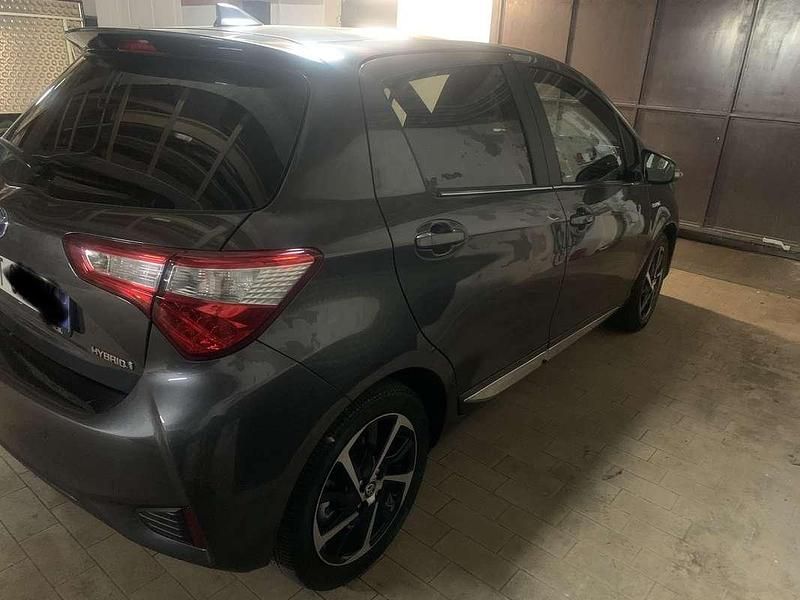 Usata Toyota Yaris Hybrid Style 75 CV (55 kW) 2019 Grigio Berlina