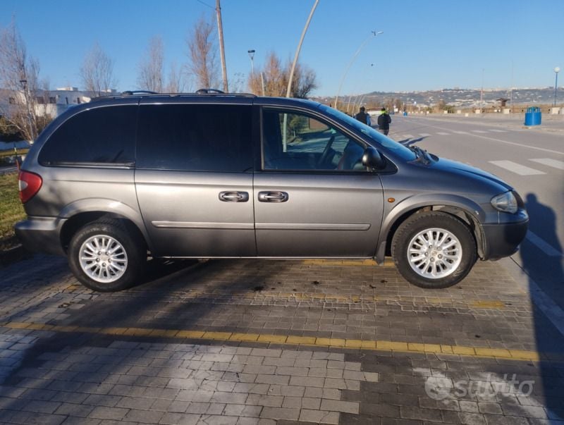 Usata Chrysler Voyager 143 CV (105 kW) 2007 Grigio Monovolume