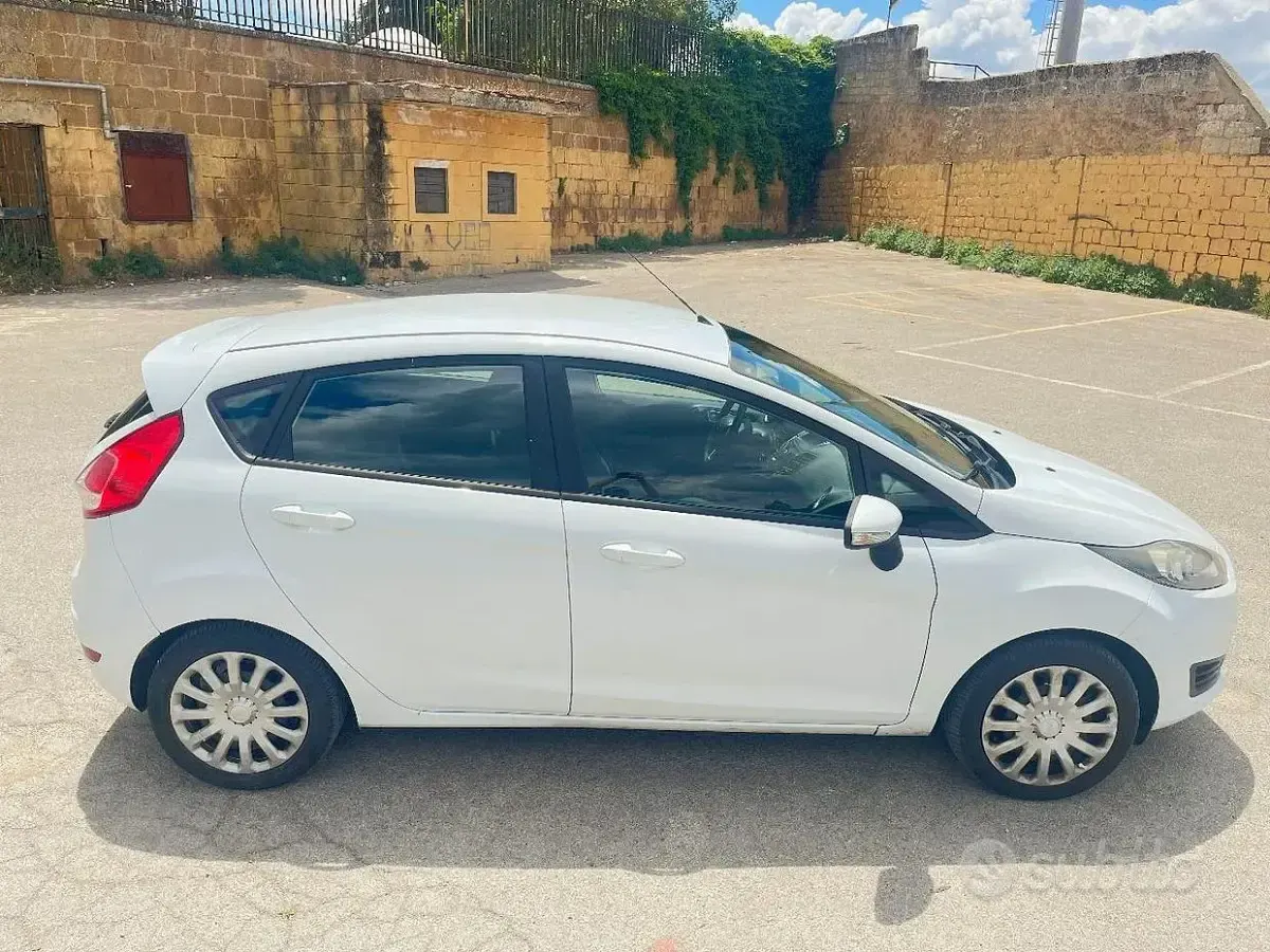 Usata Ford Fiesta 75 CV (55 kW) 2016 Bianco Utilitaria