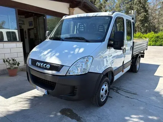 Begagnad Iveco Daily 106 HK (77 kW) 2010 Halvkombi