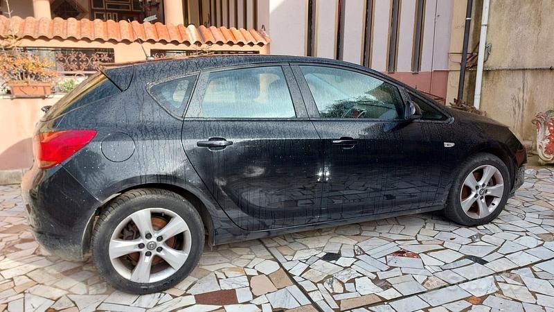 Usata Opel Astra 125 CV (91 kW) 2010 Nero Berlina