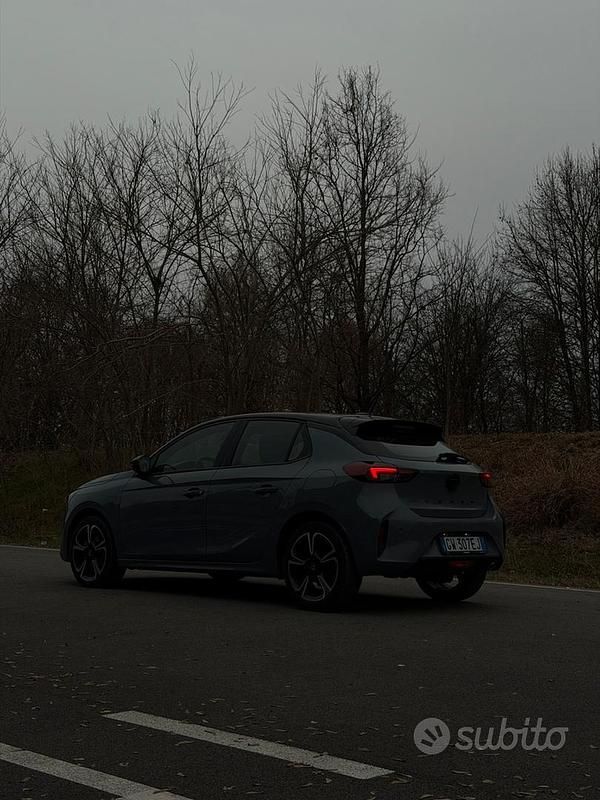 Usata Opel Corsa GS Line 101 CV (74 kW) 2024 Grigio Berlina