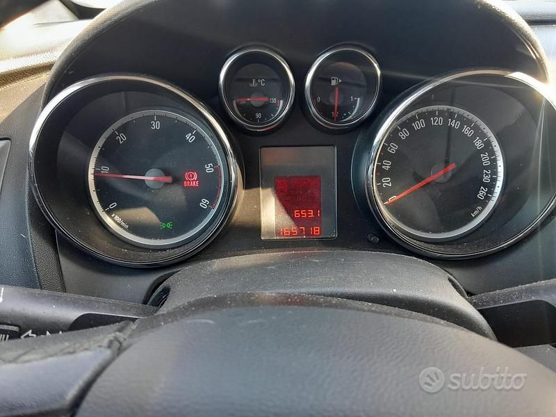 Usata Opel Astra 110 CV (80 kW) 2012 Nero Berlina