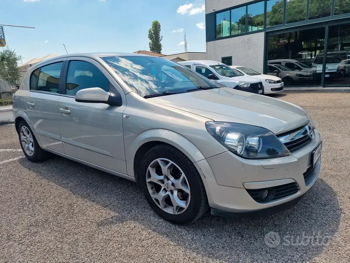 Usata Opel Astra Cosmo 101 CV (74 kW) 2005 Marrone Berlina