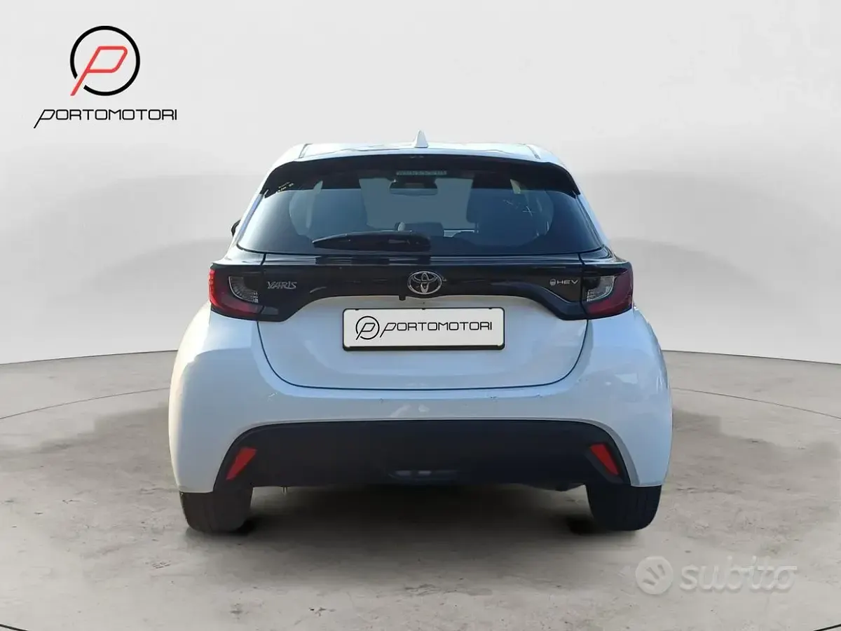 Usata Toyota Yaris Hybrid Active 92 CV (67 kW) 2025 Bianco Berlina