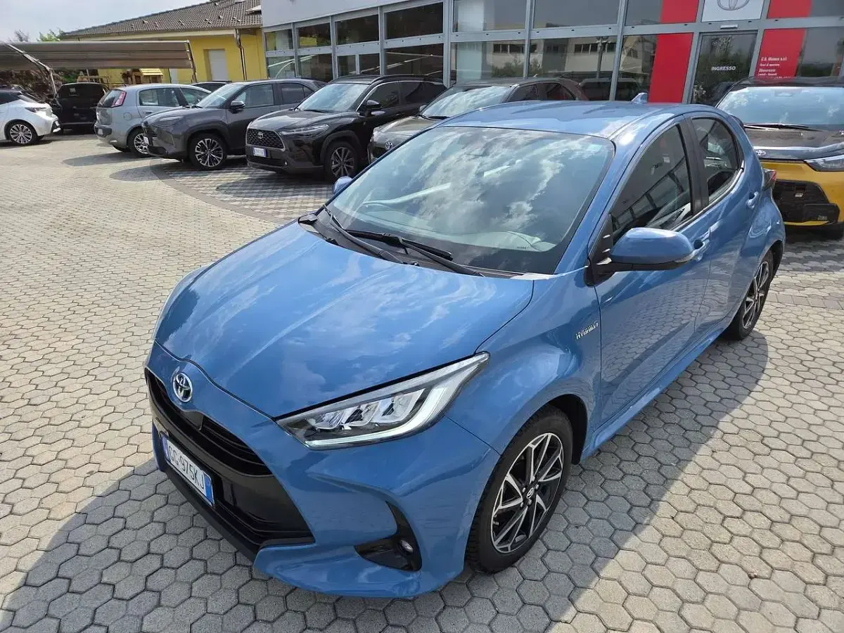 Usata Toyota Yaris Hybrid Trend 92 CV (67 kW) 2021 Urban blue Berlina
