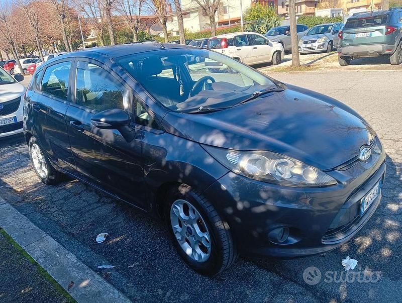 Usata Ford Fiesta 70 CV (51 kW) 2009 Grigio Berlina