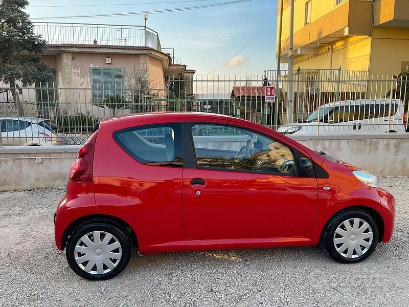 Usata Peugeot 107 Access 68 CV (50 kW) 2010 Rosso Utilitaria
