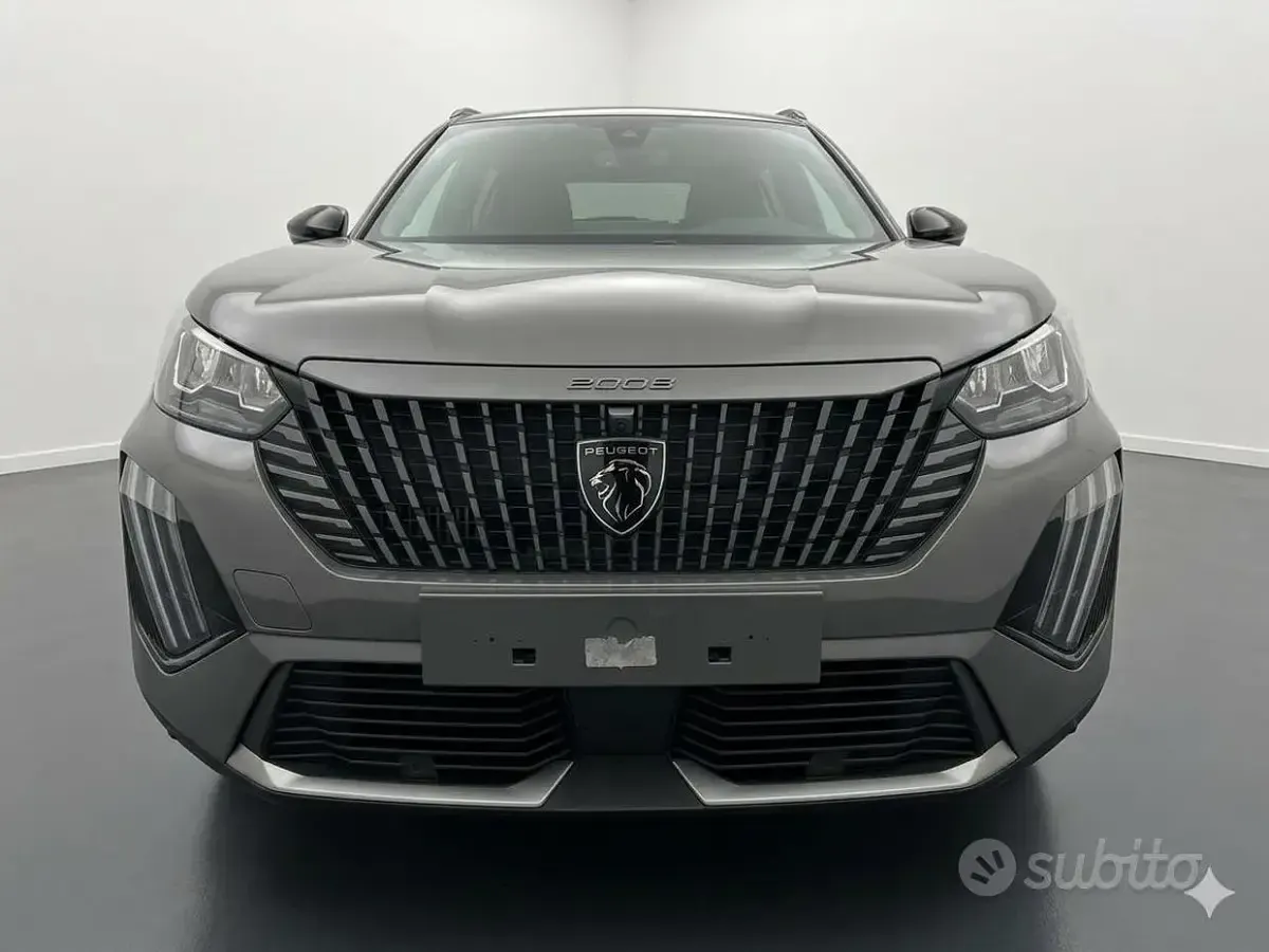 Usata Peugeot 2008 Allure+ 101 CV (74 kW) 2025 Grigio SUV