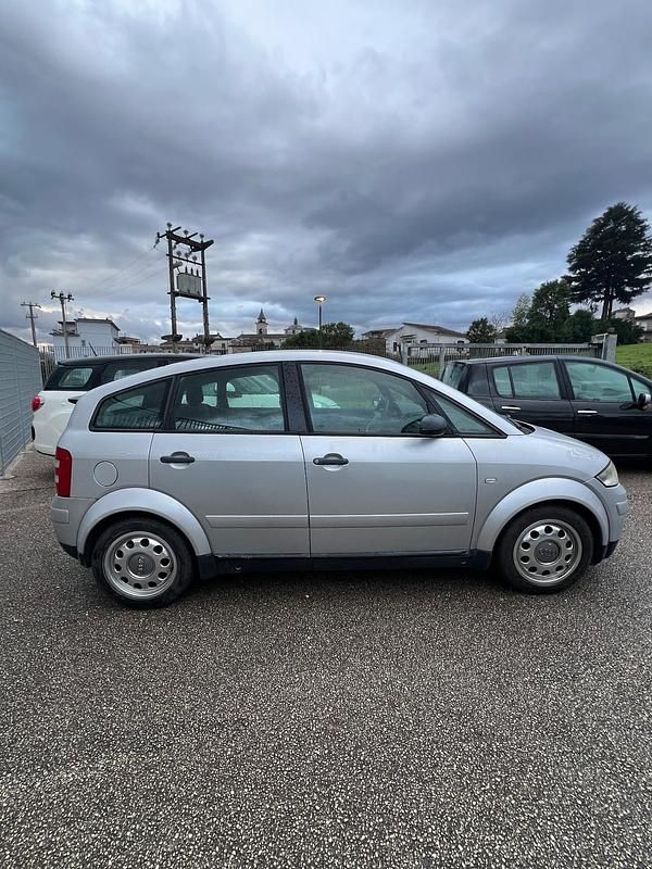 Usata Audi A2 75 CV (55 kW) 2003 Argento Utilitaria