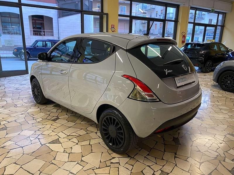 Usata Lancia Ypsilon Silver 69 CV (50 kW) 2022 Grigio Utilitaria