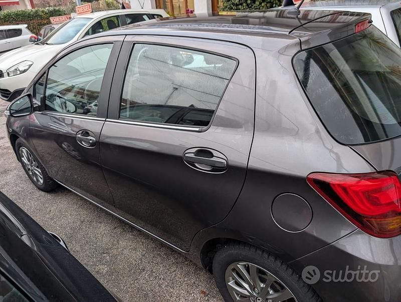 Usata Toyota Yaris Active 69 CV (50 kW) 2017 Grigio Berlina