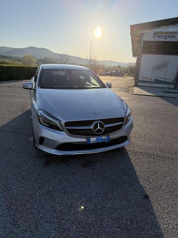 Usata Mercedes A180 109 CV (80 kW) 2017 Grigio Berlina